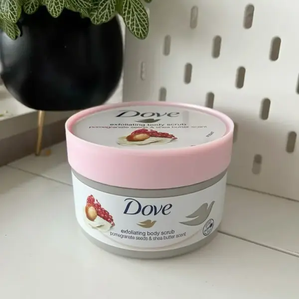 Dove Exfoliating Scrub – Pomegranate Seeds & Shea Butter Scent
